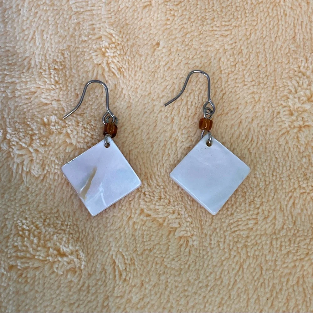 Shell dangle earrings - Picture 2 of 7